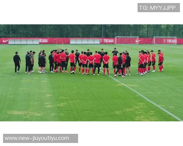 文班受伤期间积极参与球迷组织助威训练效仿欧洲足球精神