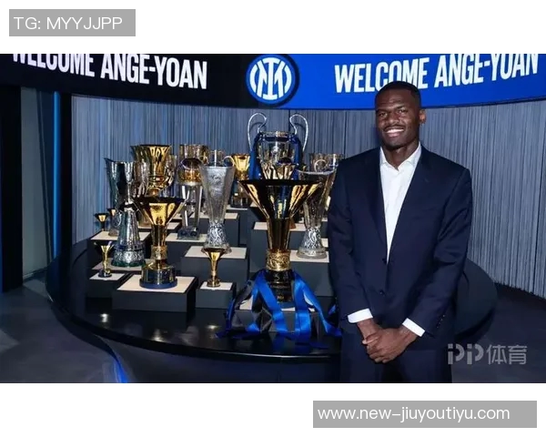 法国队球探现场考察国米前锋博尼关注罗马对国米的精彩对决 法国队球探现场考察国米前锋博尼关注罗马对国米的精彩对决